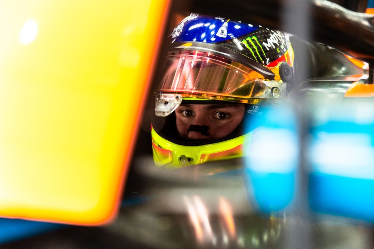 F2 champion Leo Fornaroli tests McLaren F1 car again thumbnail