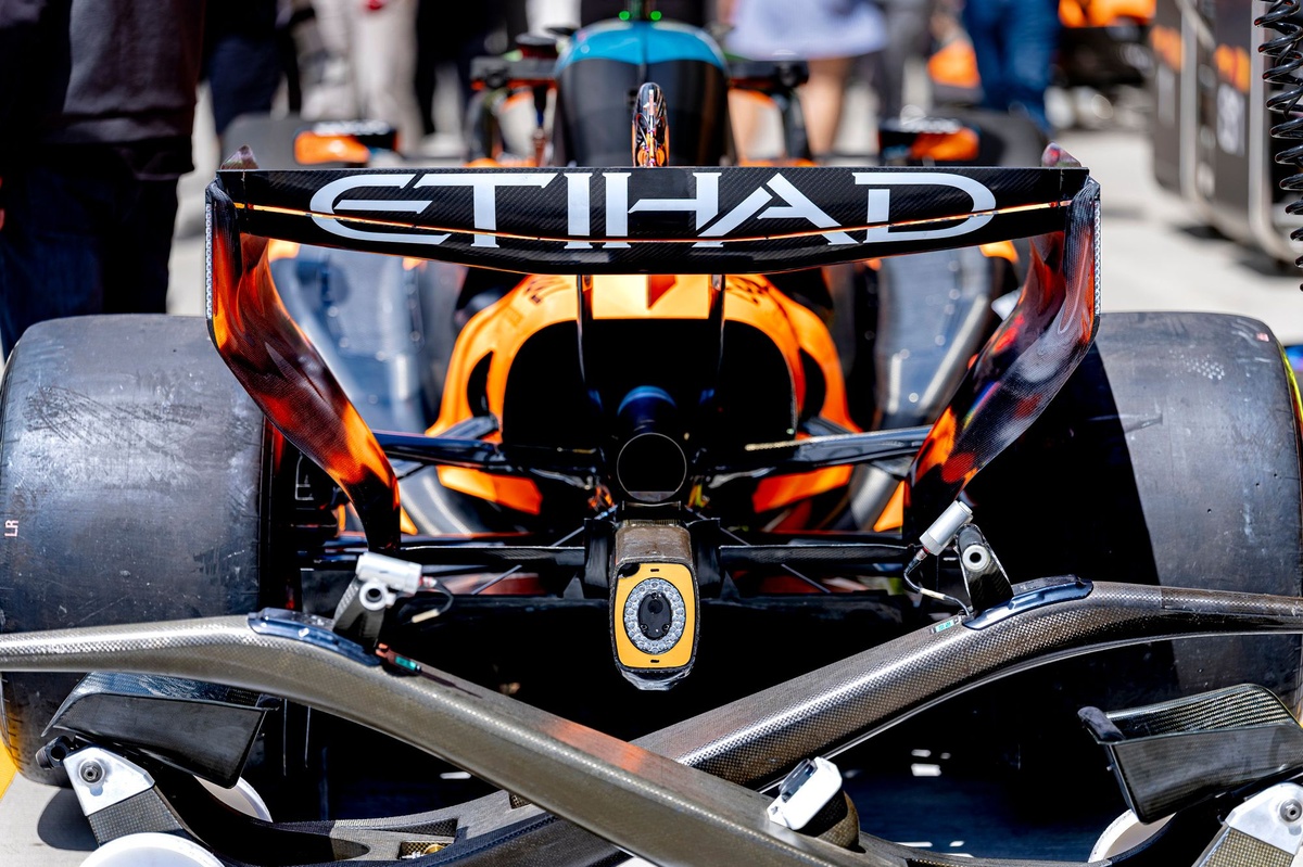 The ingenious three-link mechanism behind McLaren's pivoting rear wing thumbnail