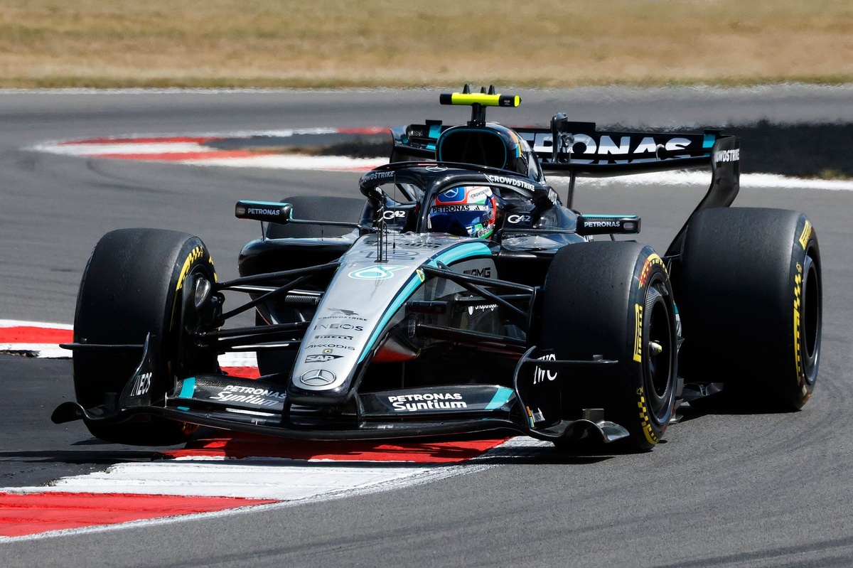 F1 British GP: Kimi Antonelli takes first sprint win with pass on Lewis Hamilton thumbnail