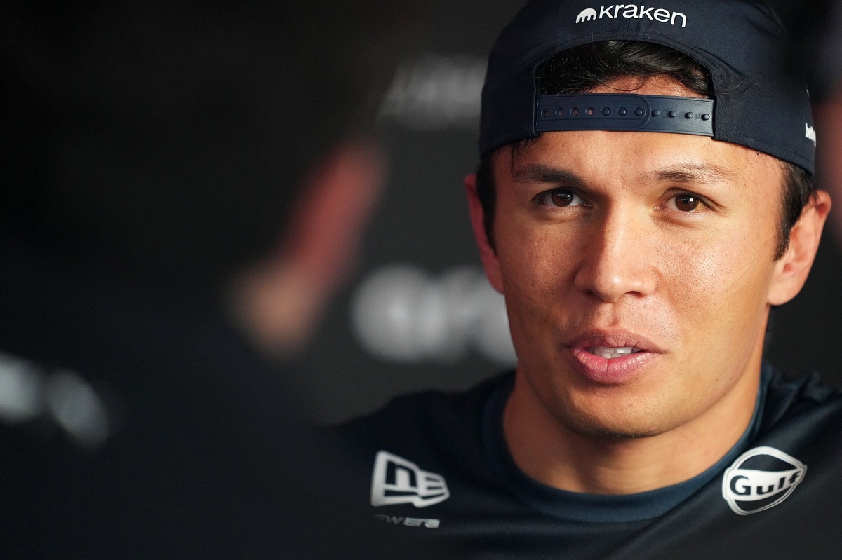 Alex Albon commits to Williams F1 team for 2027 thumbnail