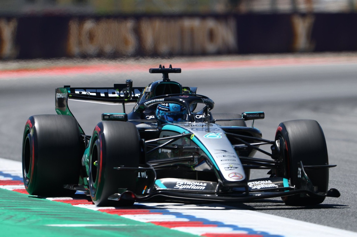 F1 Barcelona GP: George Russell tops Barcelona first practice thumbnail