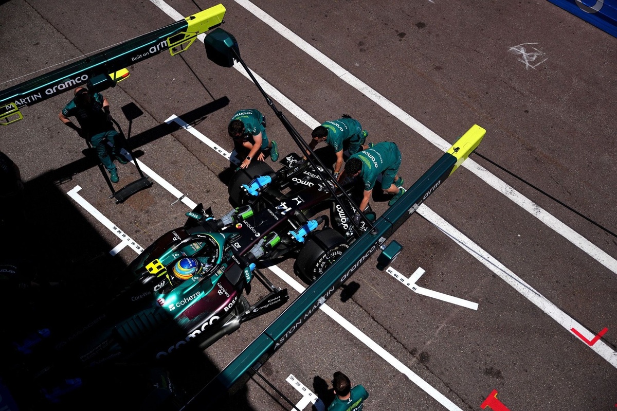 Aston Martin gives update on “random downshifts” after Fernando Alonso's FP1 crash source thumbnail
