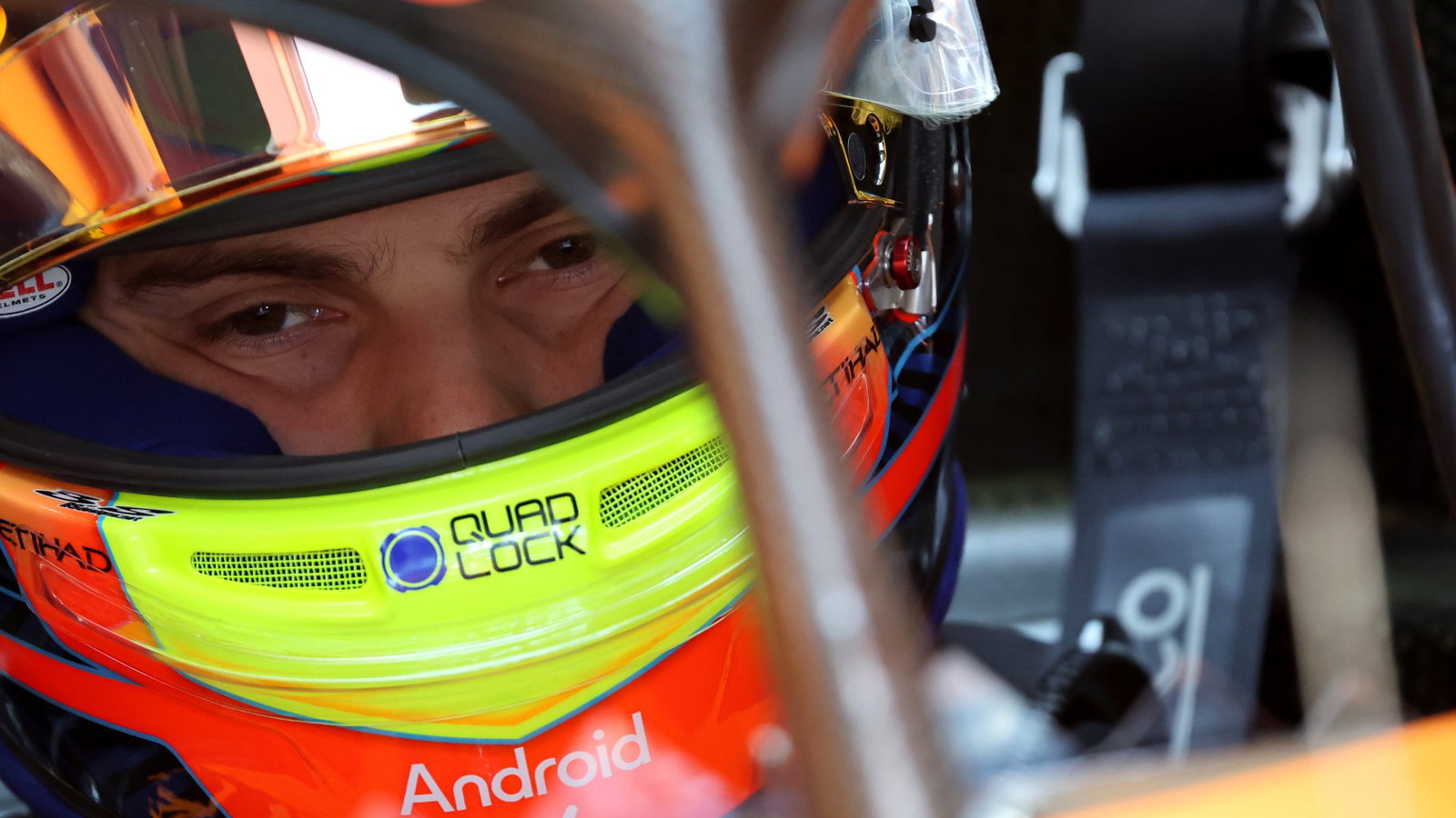 'Not looking in his mirrors' - Piastri hits out at Hamilton over impeding source thumbnail
