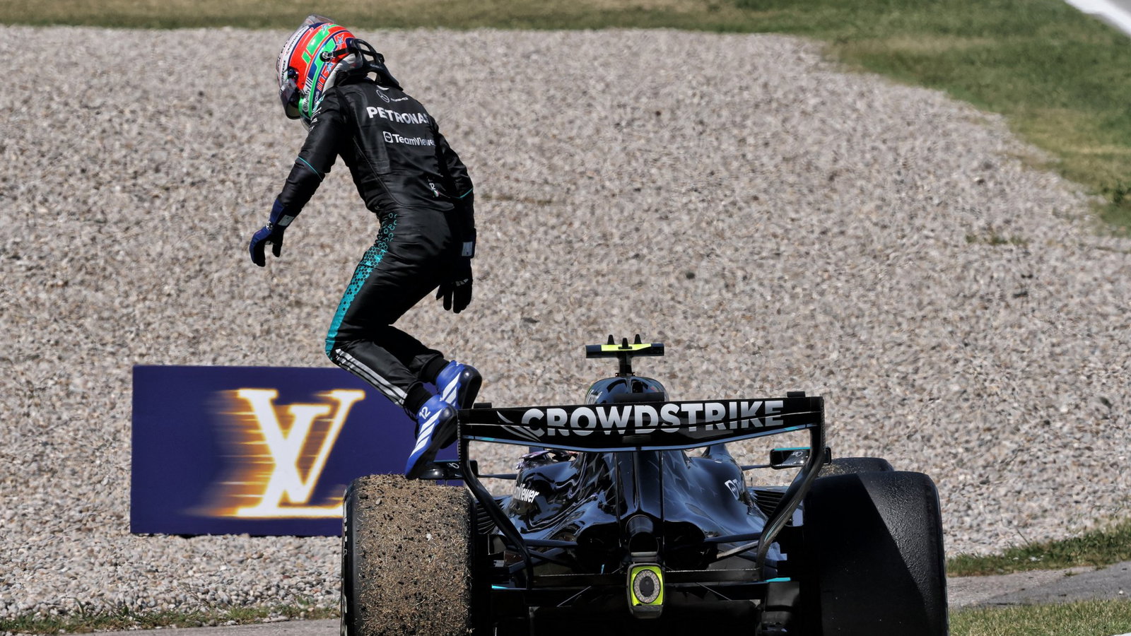 "It hurts" - Kimi Antonelli reacts to F1 title setback after Barcelona retirement source thumbnail