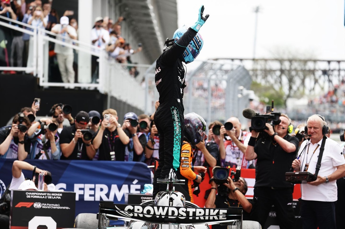 F1 Canadian GP: George Russell beats Kimi Antonelli to last-gasp Canada F1 pole thumbnail