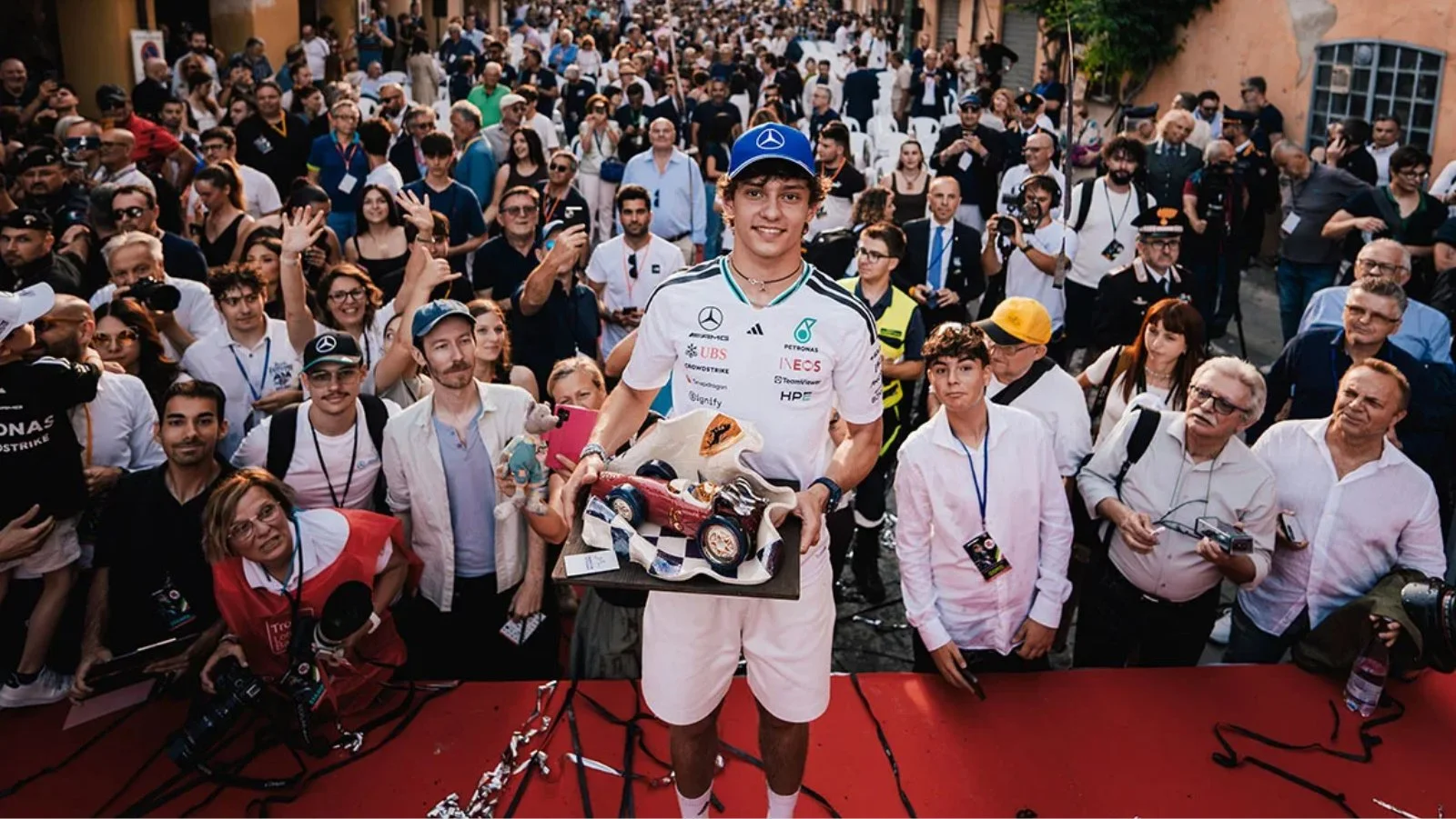 Kimi Antonelli refuses to rule out Ferrari F1 future amid prestigious driver award thumbnail