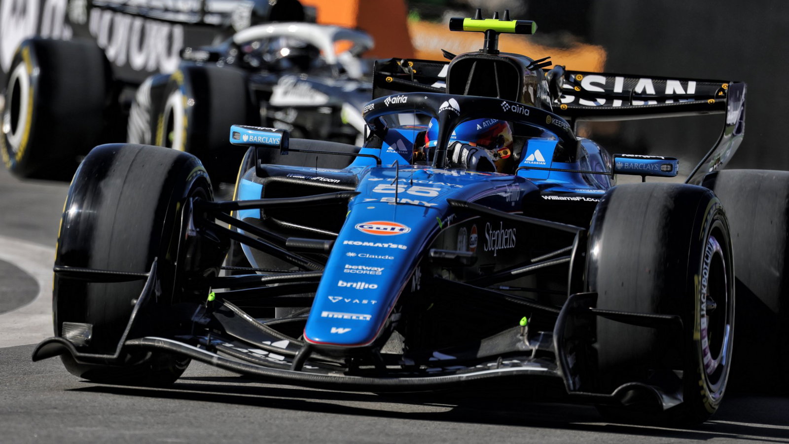 Williams verdict after Alex Albon's 'freak accident' taints 2026 F1 first for Carlos Sainz thumbnail