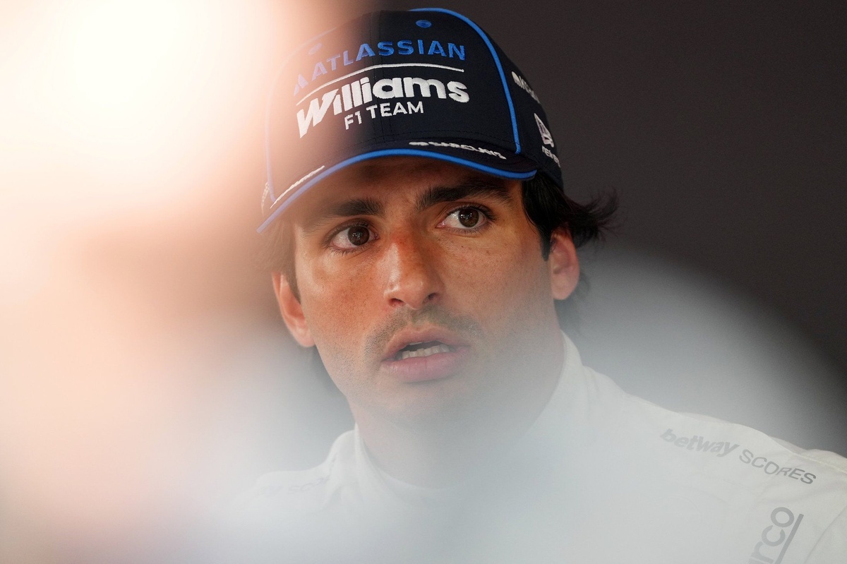 Carlos Sainz queries F1's support of 2026 rules after early simulations: "How can we even accept that?" source thumbnail