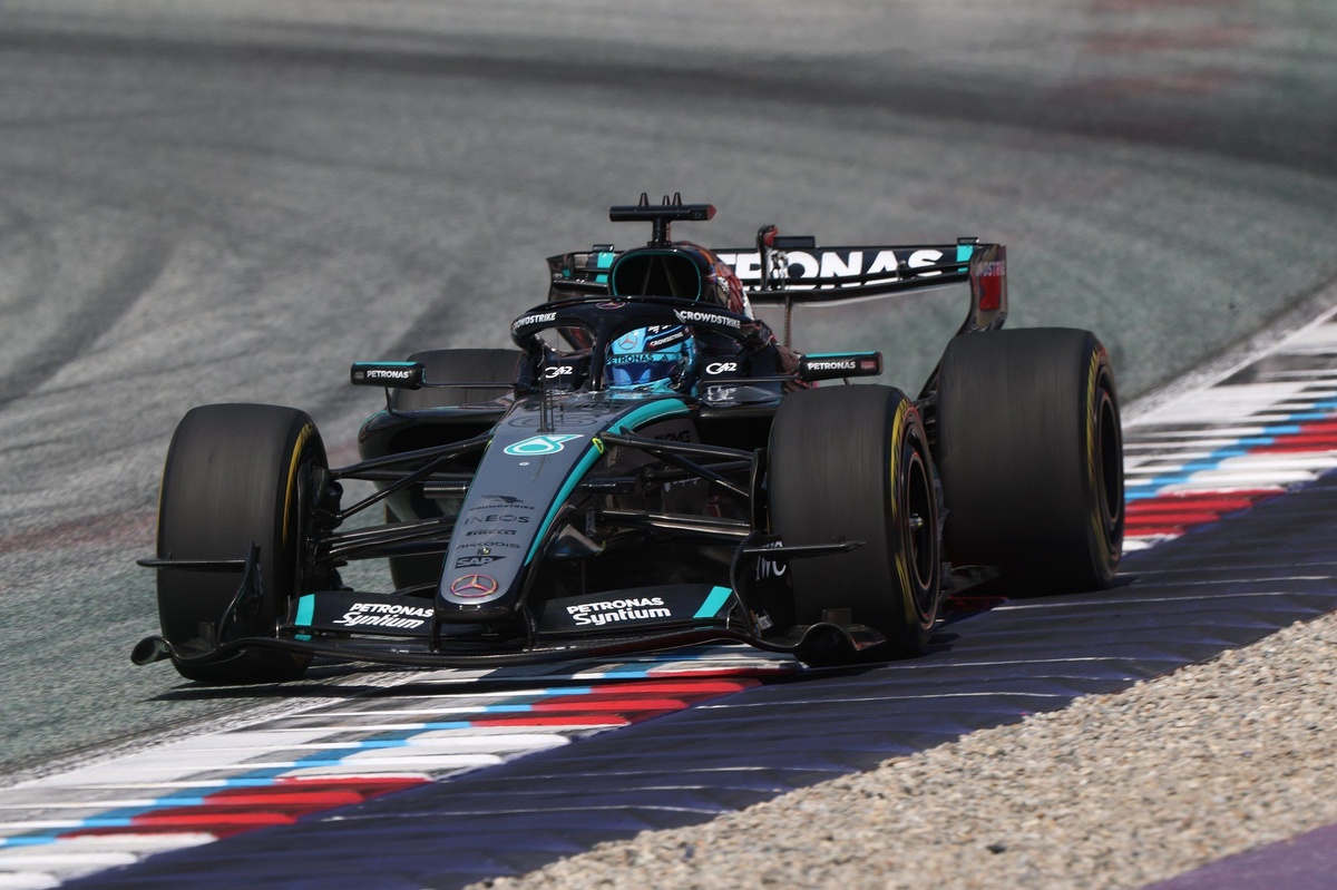F1 Austrian GP: George Russell holds off charging Max Verstappen to win thumbnail