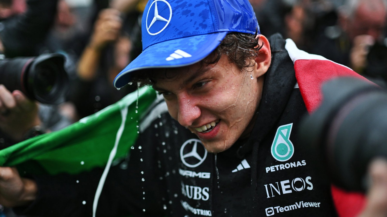 Antonelli takes control in tense F1 title fight, but flaws exposed thumbnail