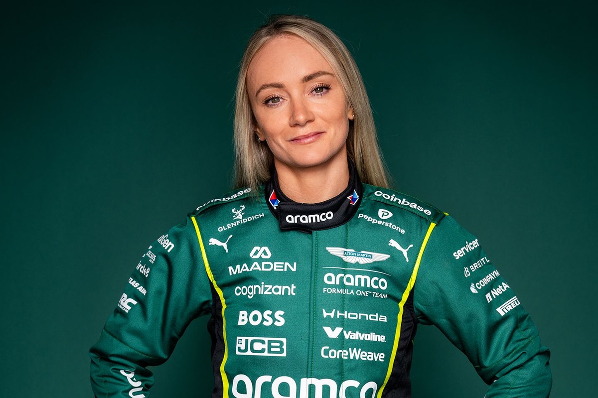 Jessica Hawkins predicts female F1 driver within "few years" source thumbnail