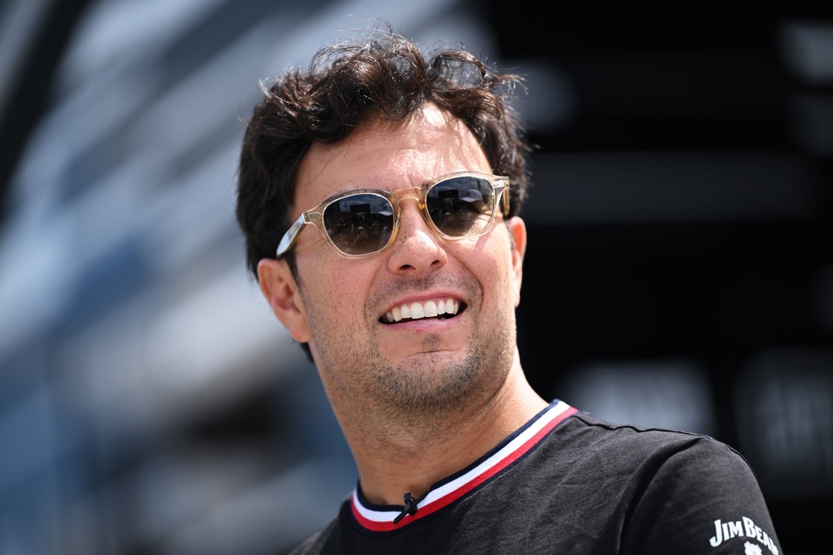 Report: Sergio Perez's management in Williams talks as Carlos Sainz's future remains unclear thumbnail