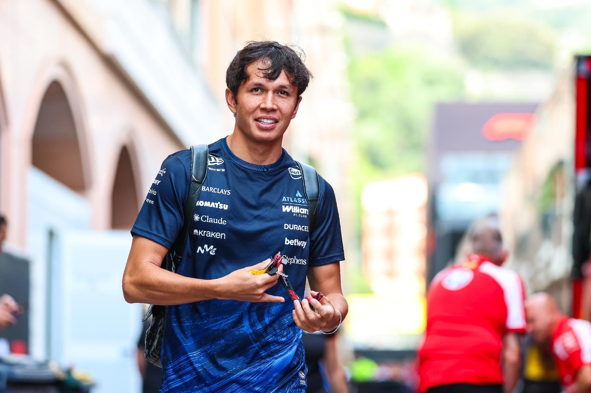Alex Albon concludes month-long Williams F1 roadshow in South Africa source thumbnail