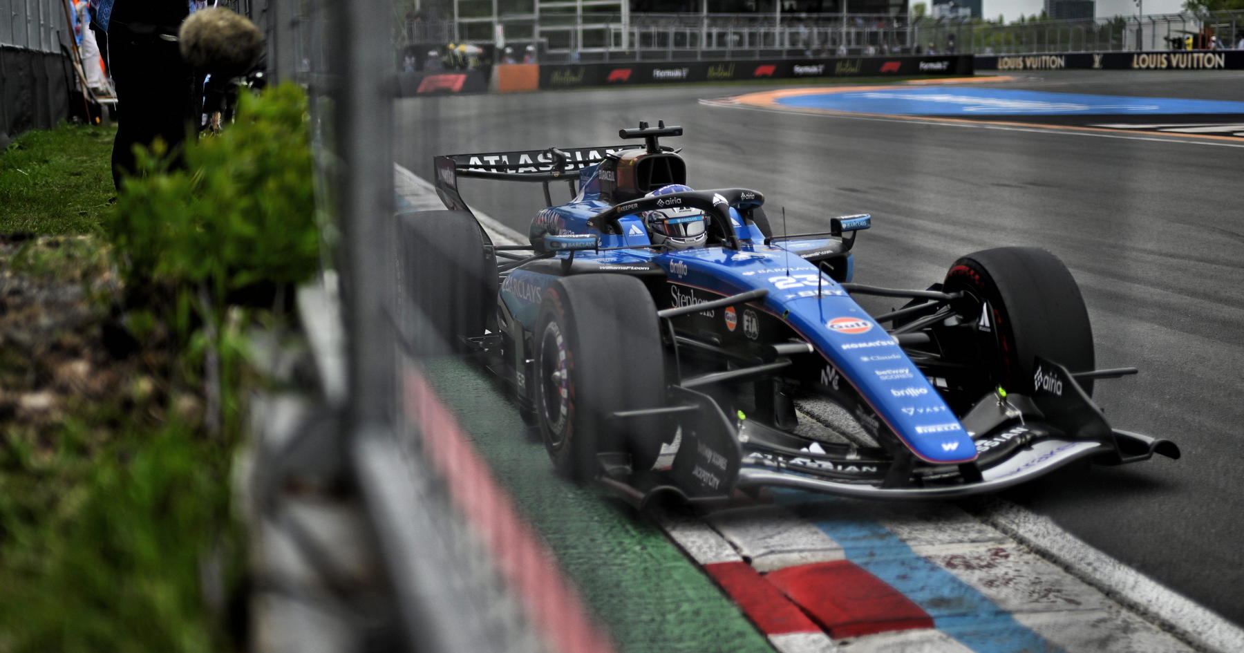Williams offer unusual 'plane' metaphor after unexpected F1 struggle source thumbnail