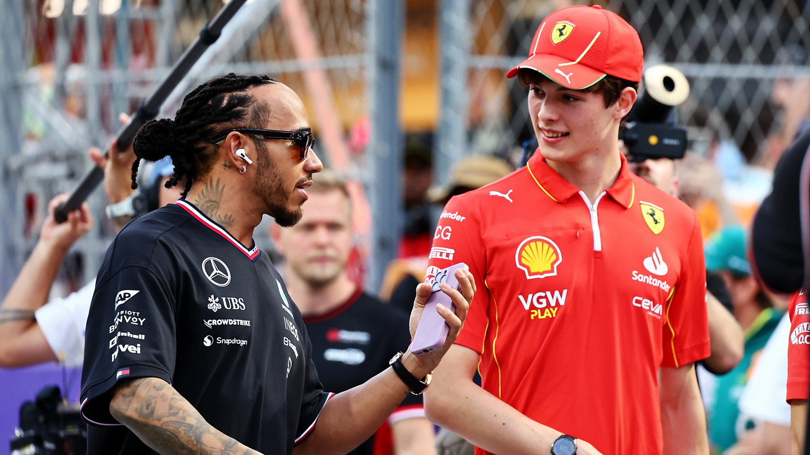 Bearman admits Hamilton's F1 resurgence “not ideal” for his career source thumbnail