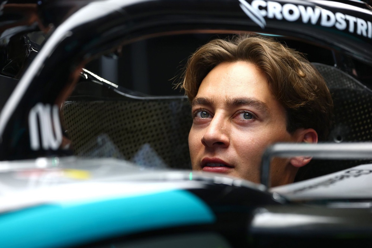 How a Mercedes pit stop error "compromised" George Russell's Barcelona GP source thumbnail