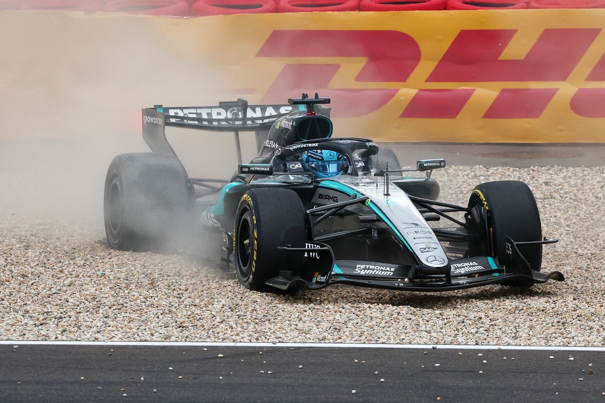 George Russell furious at "dangerous" battery issue before Hamilton Spa clash source thumbnail