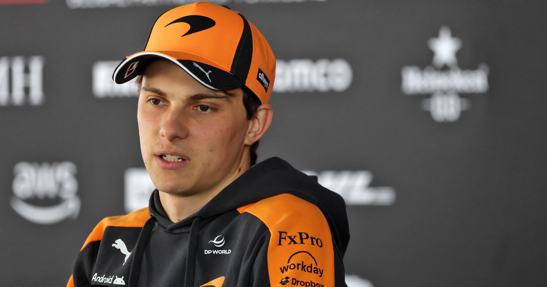 Oscar Piastri confirms Carlos Sainz messages over blue flag fiasco thumbnail