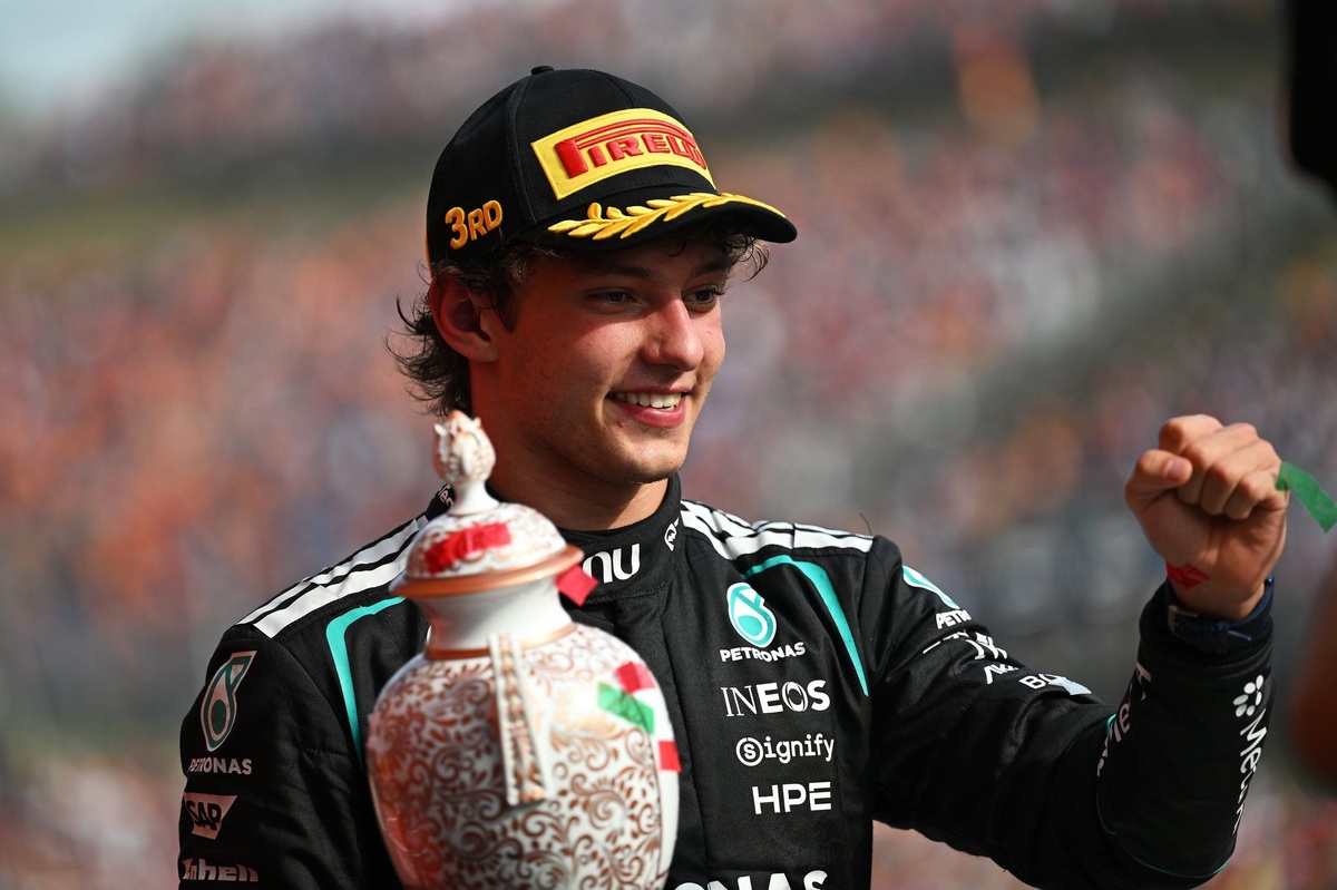 Mercedes: "Too early" to favour Kimi Antonelli in F1 2026 title fight source thumbnail