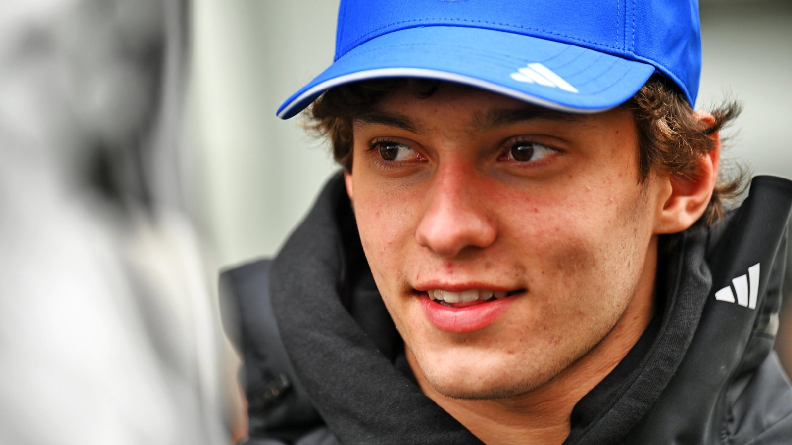 "On the edge" - Kimi Antonelli's verdict on frantic F1 battle with George Russell source thumbnail