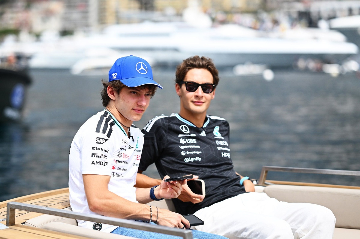 Two worrying trends for George Russell as Kimi Antonelli keeps starring in F1 2026 thumbnail