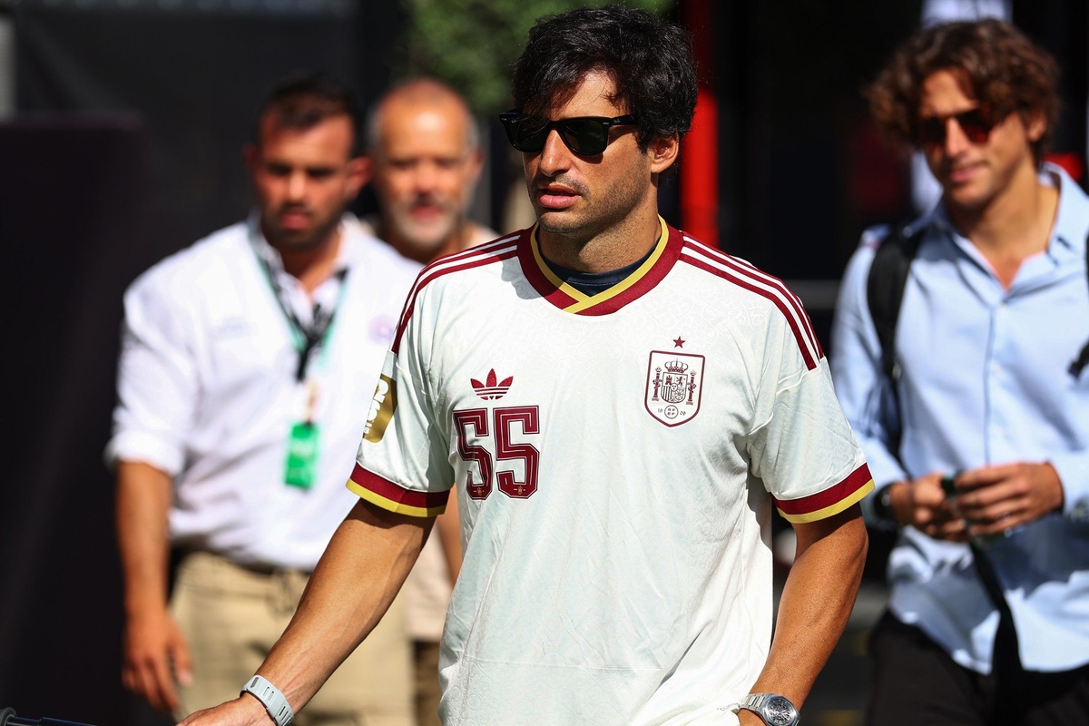Carlos Sainz swaps Ferrari supercars for custom Fiat Topolino in Monaco source thumbnail