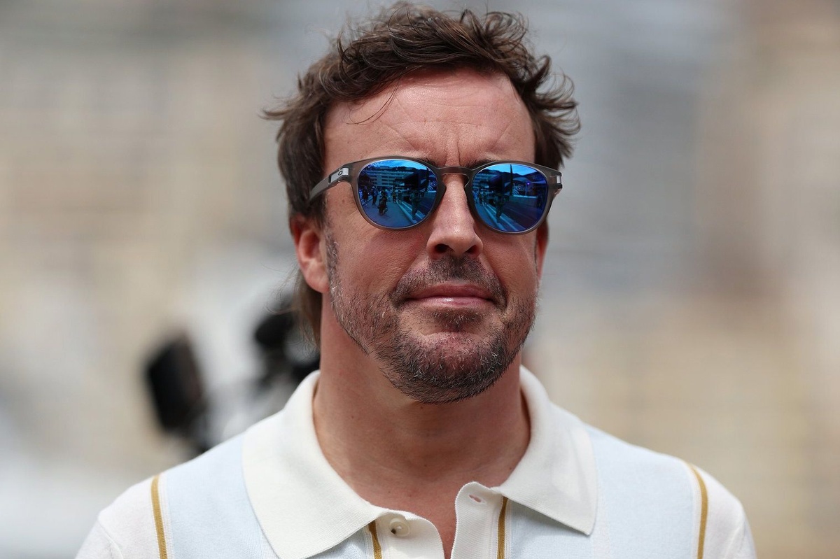 Fernando Alonso shares touching McLaren message during major F1 milestone source thumbnail