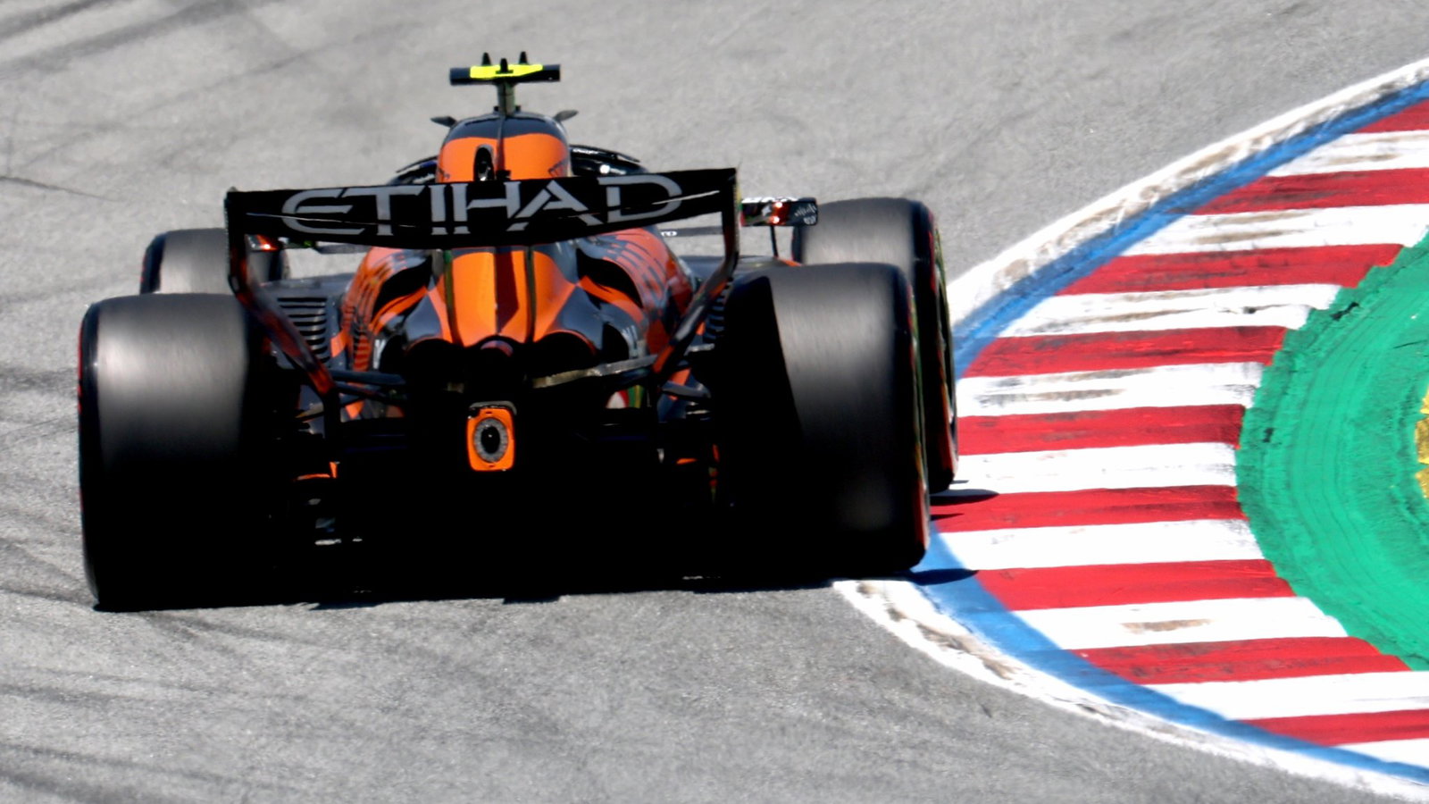 Explained: What is McLaren's ‘experimental’ F1 rear wing? thumbnail