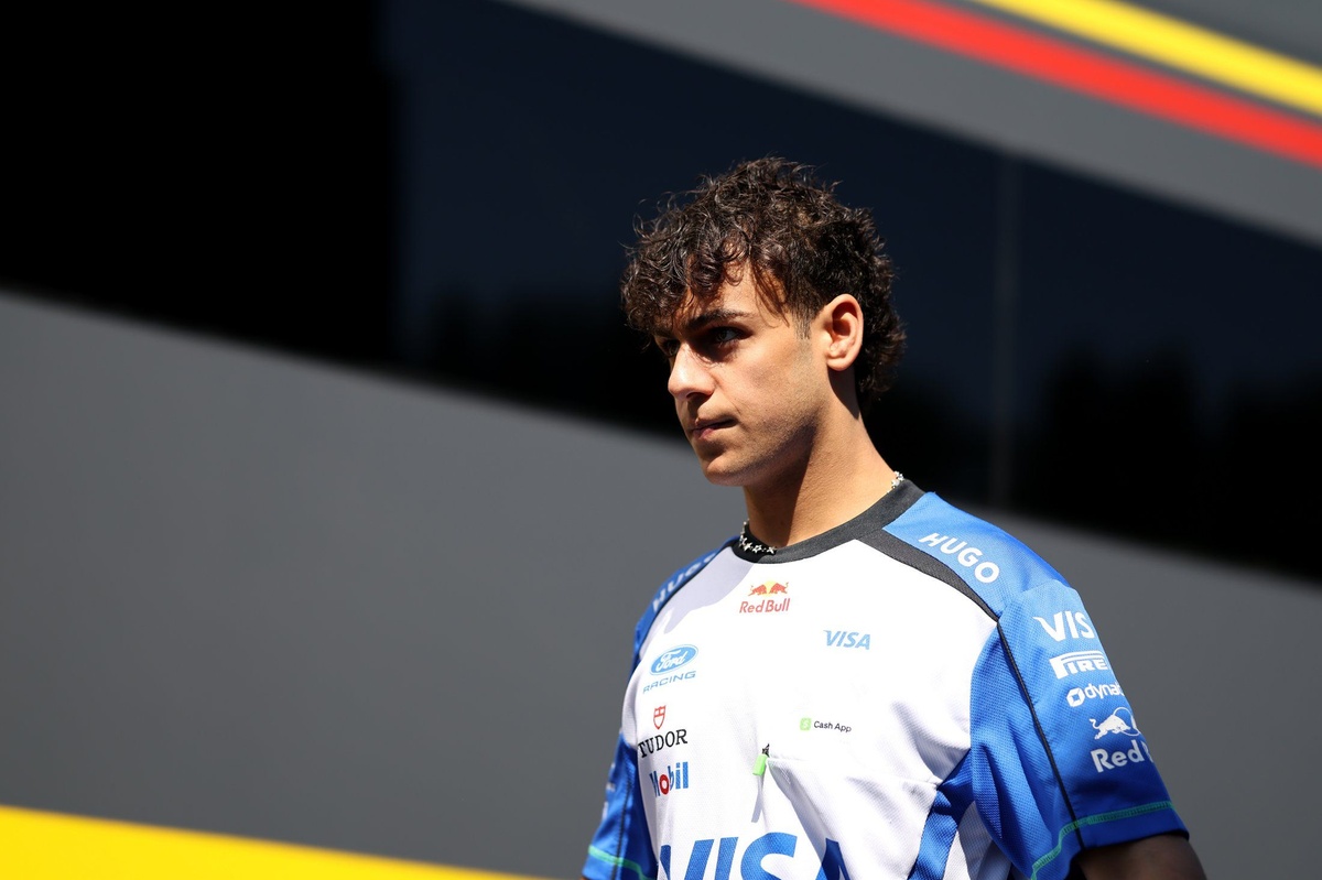 Arvid Lindblad donates Belgian GP helmet raising ÂŁ60,000 for Will MacIntyre's iMRI campaign thumbnail