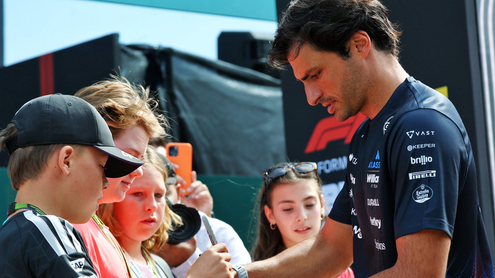 Williams F1 boss assesses chances of retaining Carlos Sainz source thumbnail