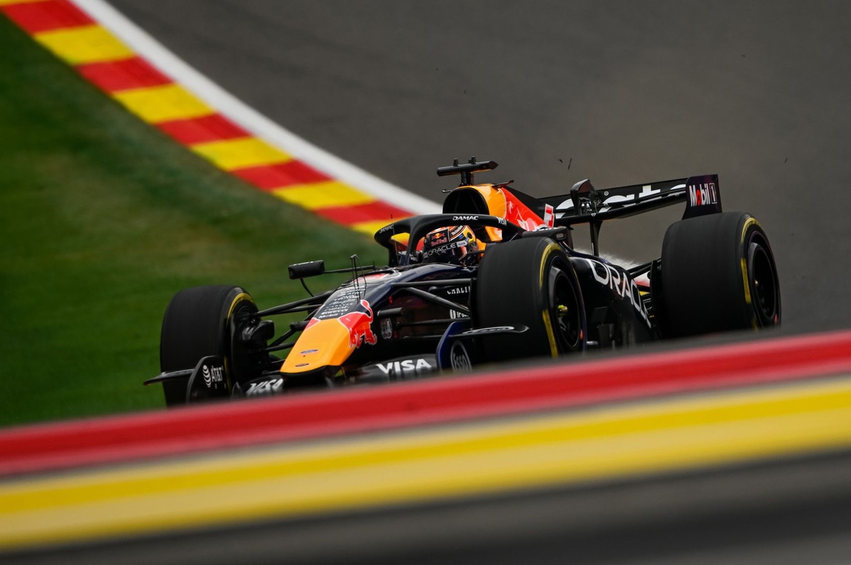 Max Verstappen jokes about F1's "jungle" after avoiding an "airplane shunt" at Spa thumbnail