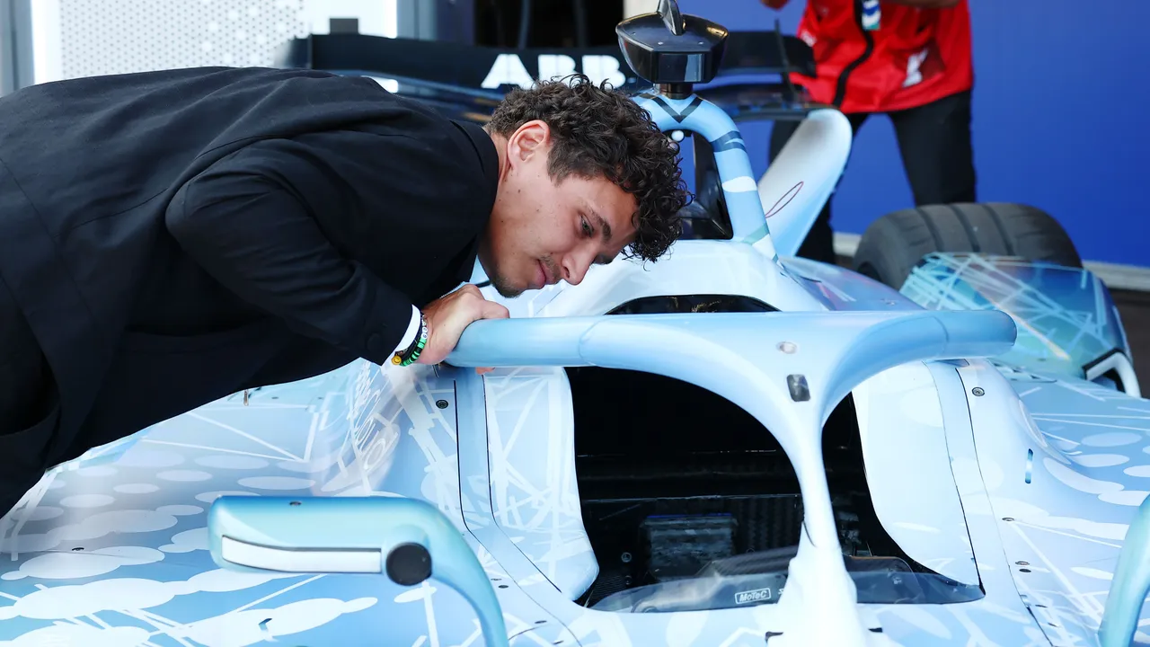 Norris hoping to plug in to Formula E with future track test source thumbnail