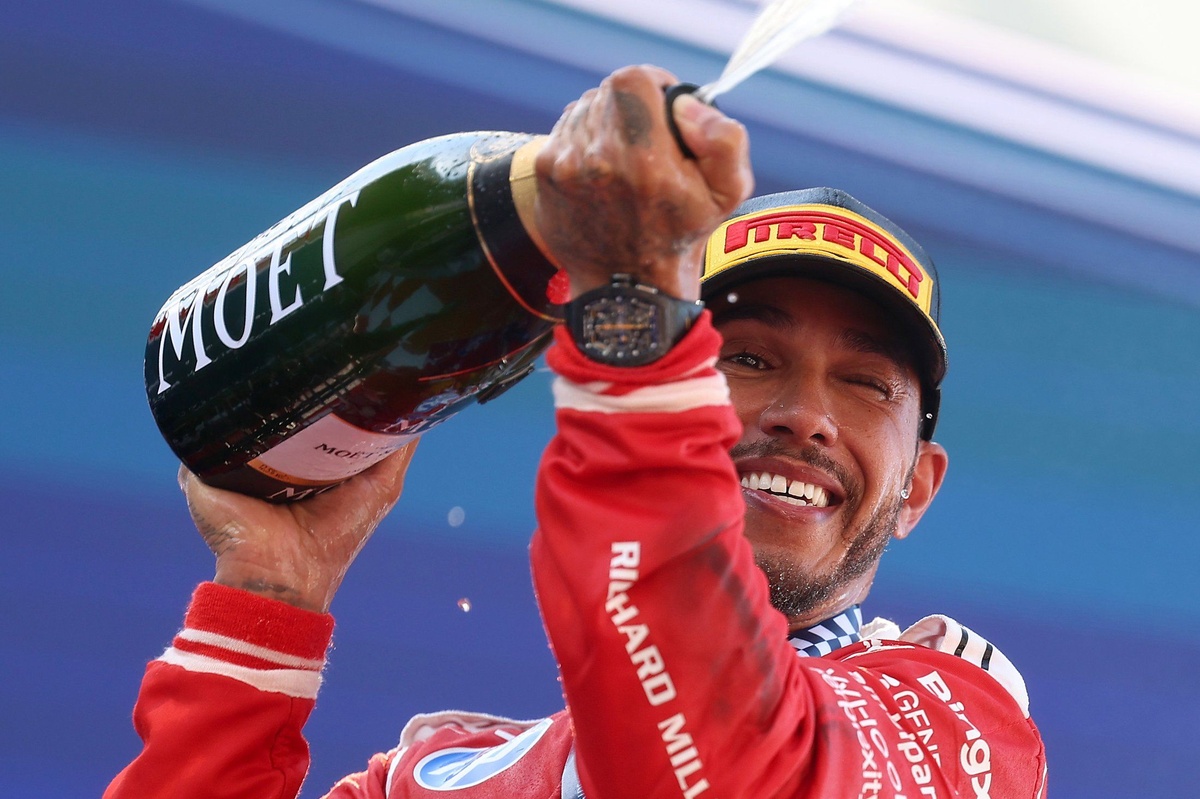 Lewis Hamilton thanks his fans: They “rescued” me last year source thumbnail